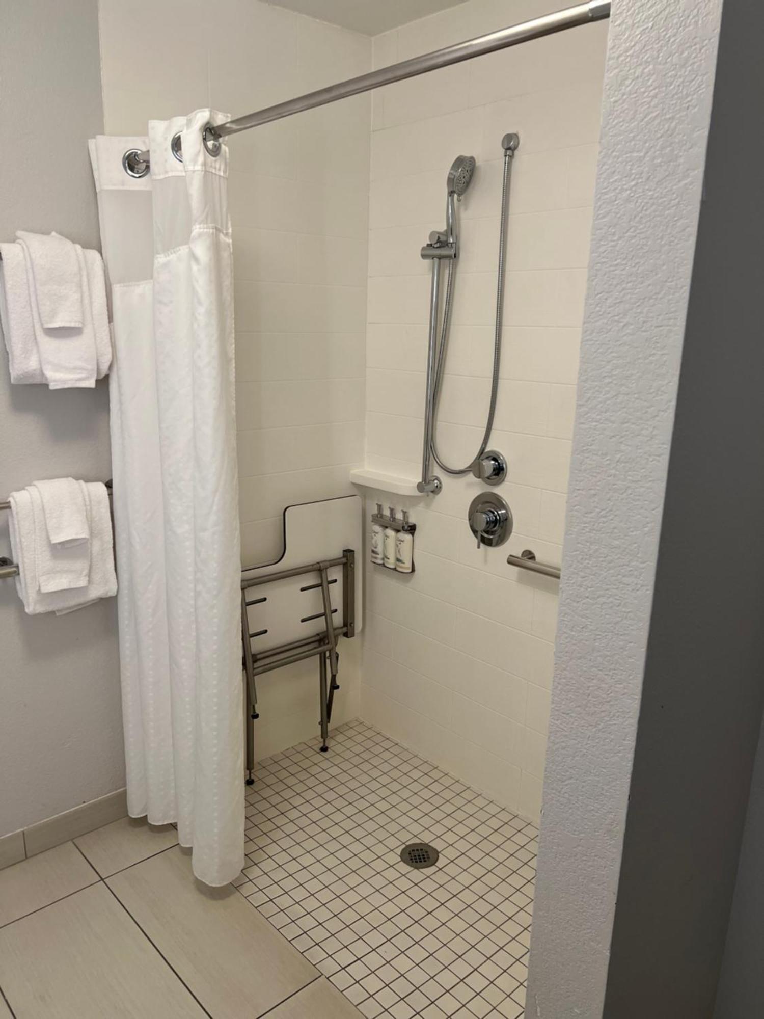 Holiday Inn Express & Suites Mobile - University Area By Ihg Exterior photo