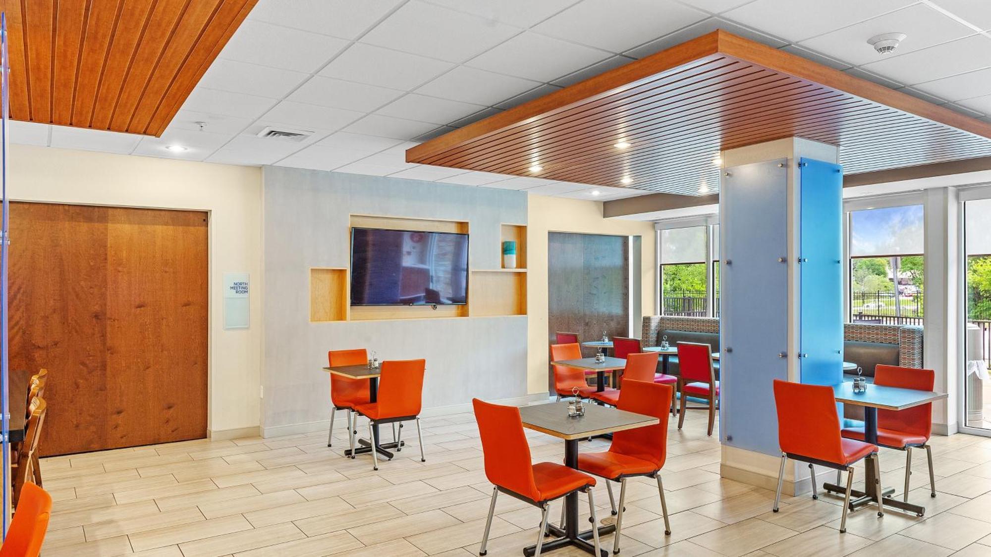 Holiday Inn Express & Suites Mobile - University Area By Ihg Exterior photo